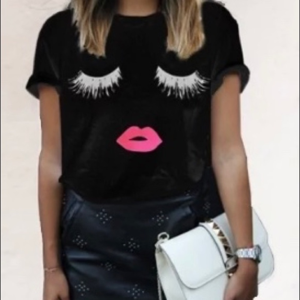 Small to medium graphic tee with lips and lashes